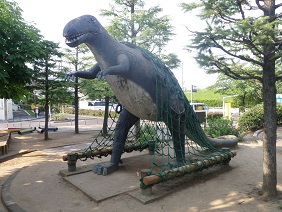 恐竜のモニュメントの写真