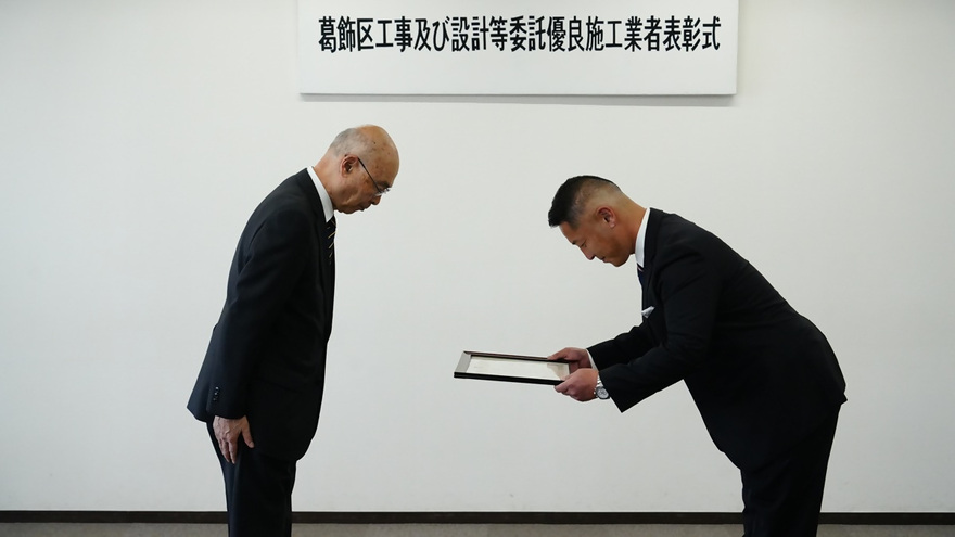 区長から表彰状が手渡されました