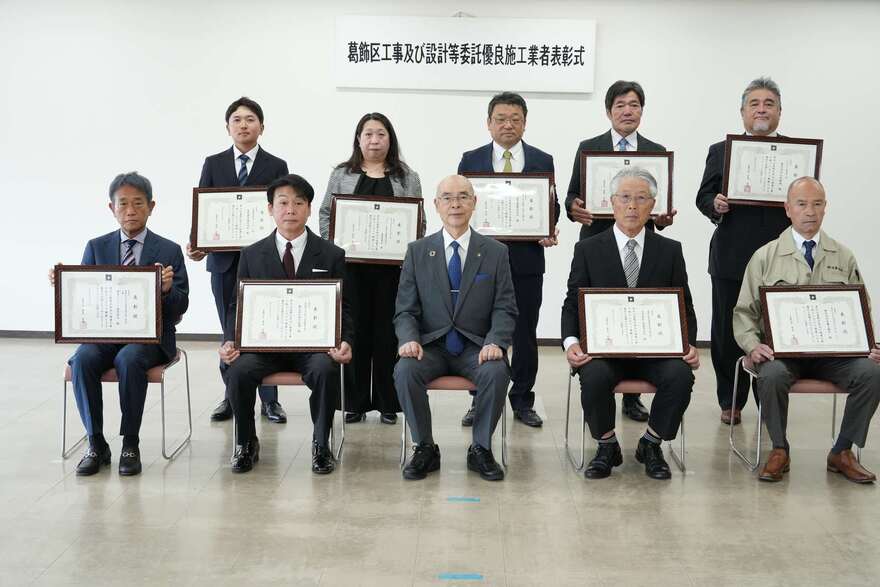 青木克徳区長を囲んで、受賞された皆さん（工事部門）