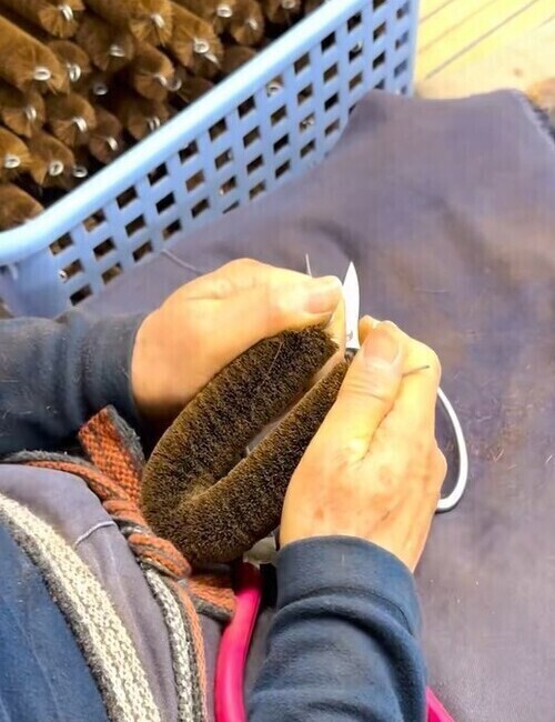 写真:たわしを作る作業風景