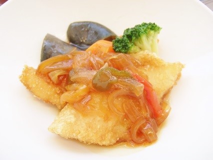 写真は「白身魚の衣揚げ　野菜甘酢あんかけ」