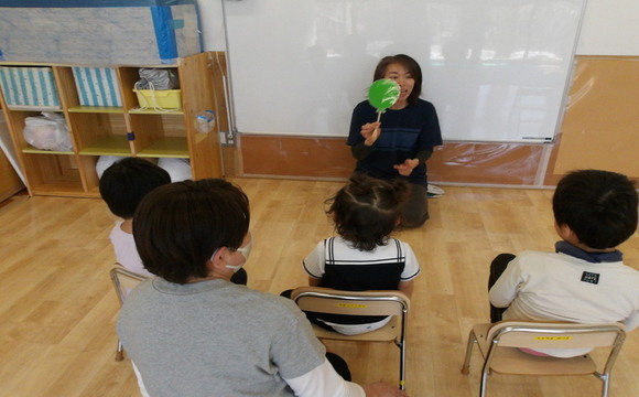 歌遊びをしている5時間支援クラスの子ども達