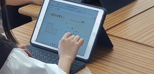 タブレット端末での勉強の様子