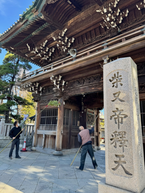 柴又帝釈天　すす払いの写真