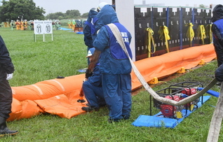 区職員による大型水のうの注水状況の写真です。