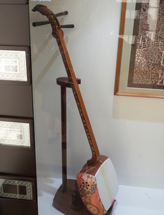 青砥駅に展示されている東京三味線