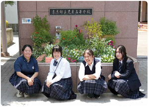 受賞花壇と園芸デザイン科有志団体の4人の写真