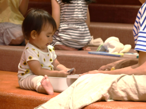 絵と言葉のライブラリー「ミッカ」で遊ぶ親子の写真