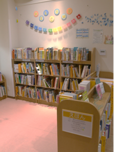 にいじゅく地区図書館の内観の写真