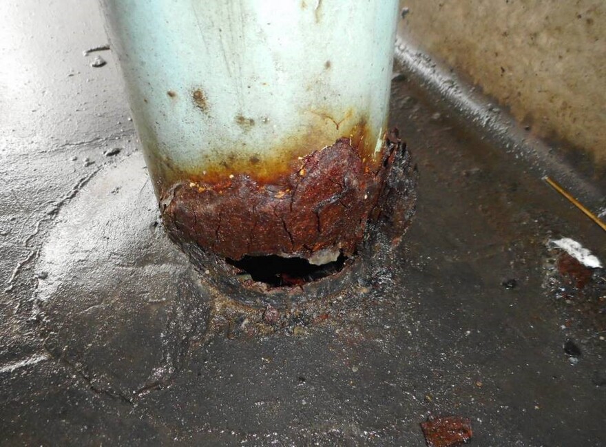 支柱が根元から腐食している画像