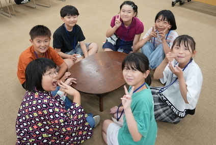 ちゃぶ台を囲んで座る写真