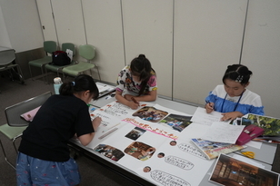 記事を作成している様子の写真