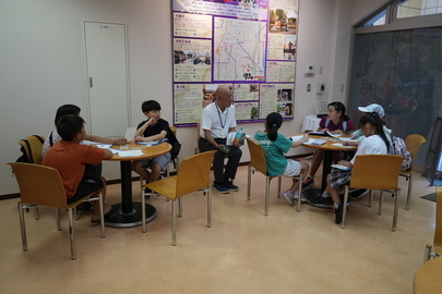 インタビューしている写真