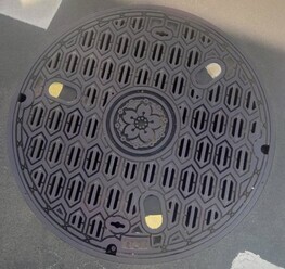 マンホール蓋（歩道用）の写真