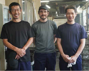 （左から） 代表取締役　石田高志さん、 デロンジェレミーノエルさん、 石田達貴さん