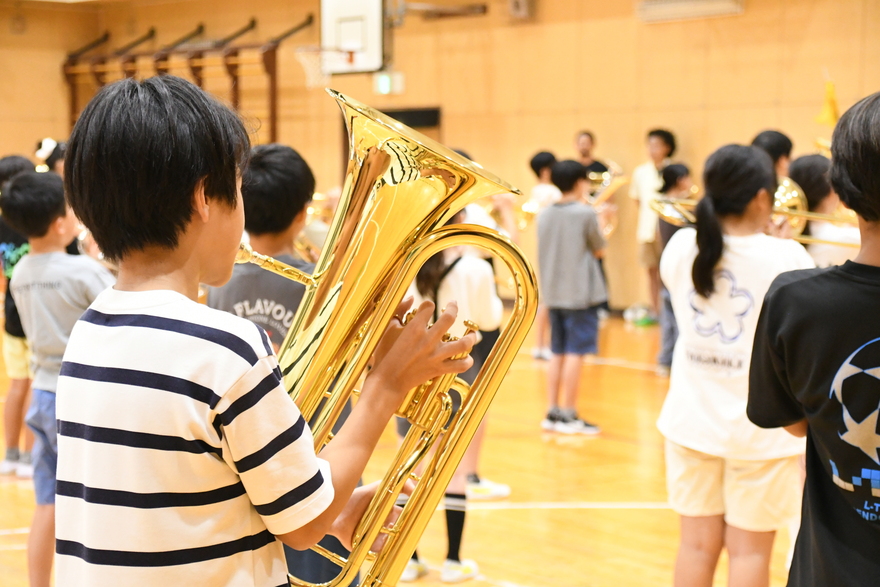 小・中学校に楽器のプレゼント