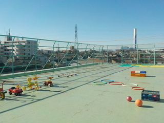 ボール、乗用玩具、フラフープなどで遊べます。