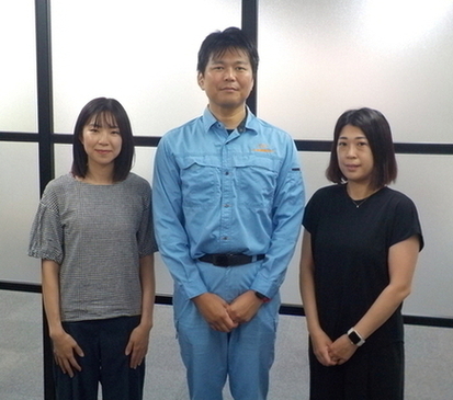 （左から） 安全衛生推進室 山崎 乃理子さん、代表取締役 潤間 将輝さん、安全衛生推進室長 潤間 幸稔さん