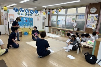 保育園でボランティアの準備をしている写真