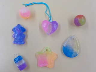 キーホルダーとスーパーボールの見本の写真