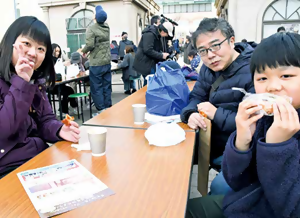 パンを楽しむ来場者