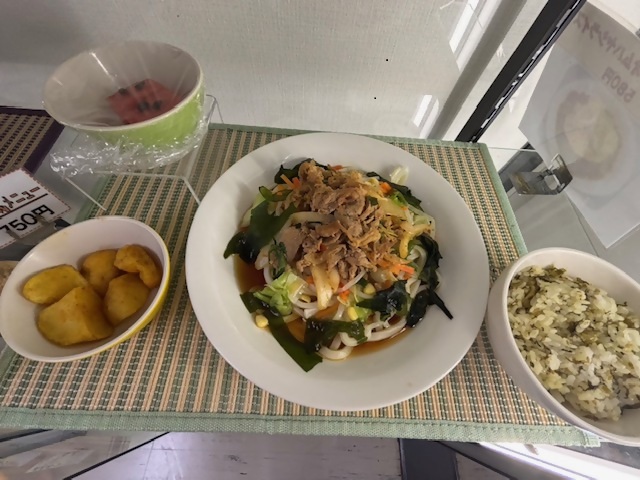 スタミナ冷やしサラダうどん　