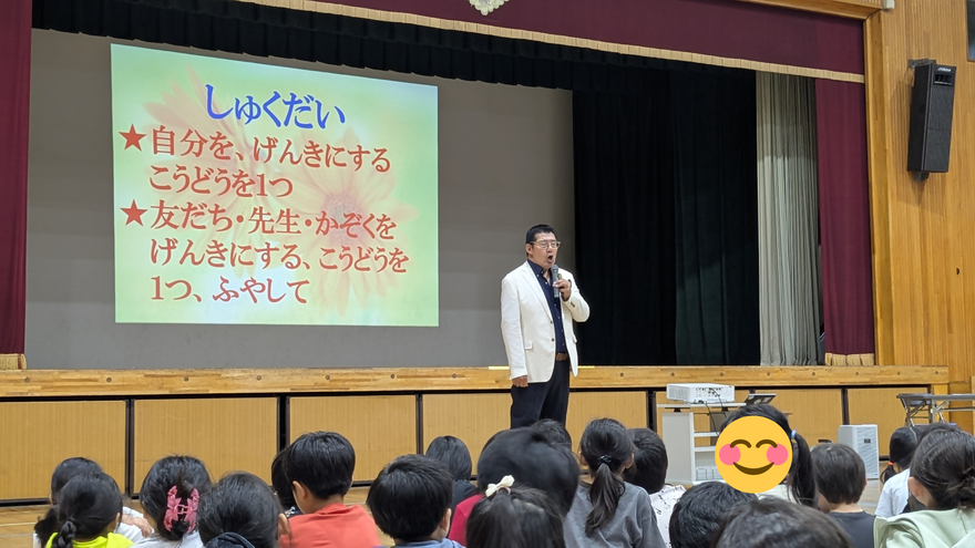 お話をしている越塚先生の写真