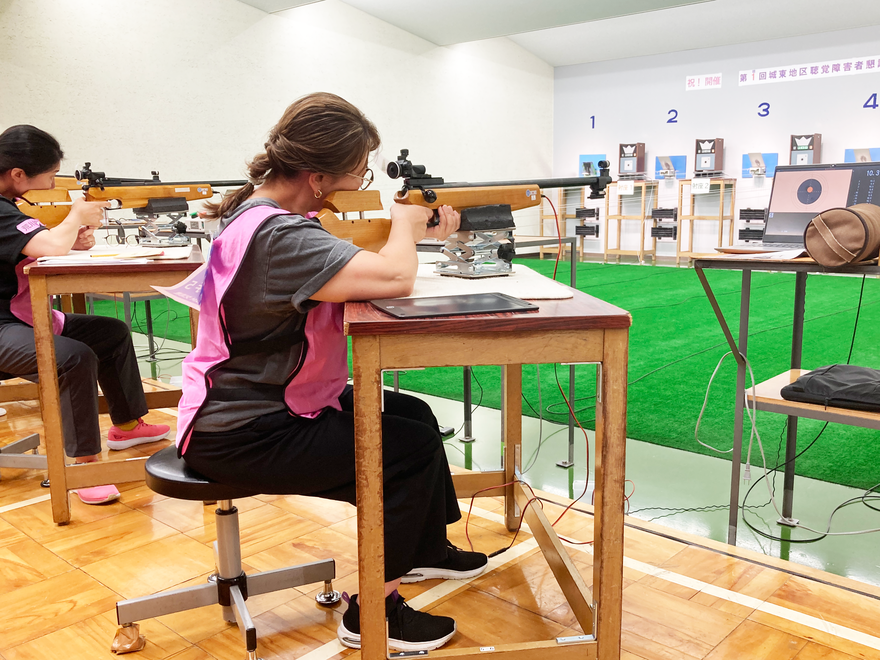 女性が射撃している様子