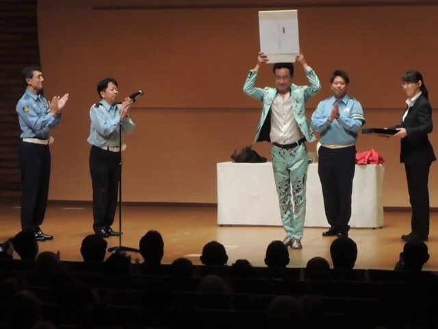 葛飾警察署長と葛飾安全協会長からの感謝状贈呈