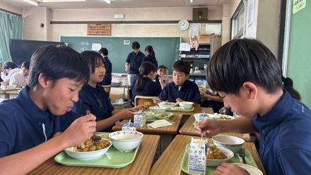 青戸中学校の生徒の皆さんが味噌カレーを頬張っている様子