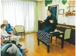 高齢者施設で落語を披露する前座時代の仁馬さん