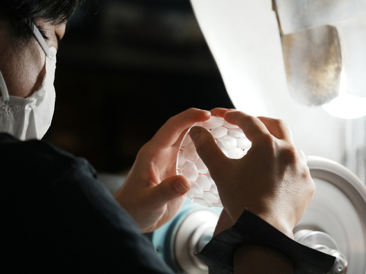 ガラスをカットしている写真