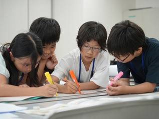 取材内容をまとめている様子