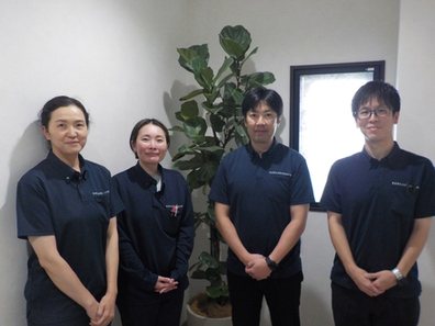 (左から) 管理部:主任 石川あゆみさん、看護師 髙見澤友美さん、代表取締役社長:永井甲介さん、生産管理部:野田龍太さん