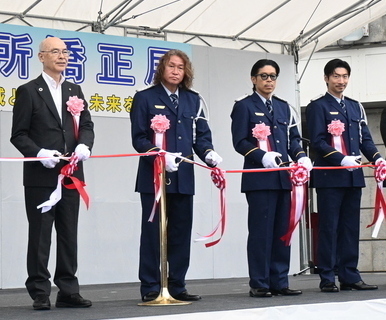 サッカー元日本代表の岡野雅行さん・EXILEの松本利夫さん・MAKIDAIさんが一日所長を務めている写真